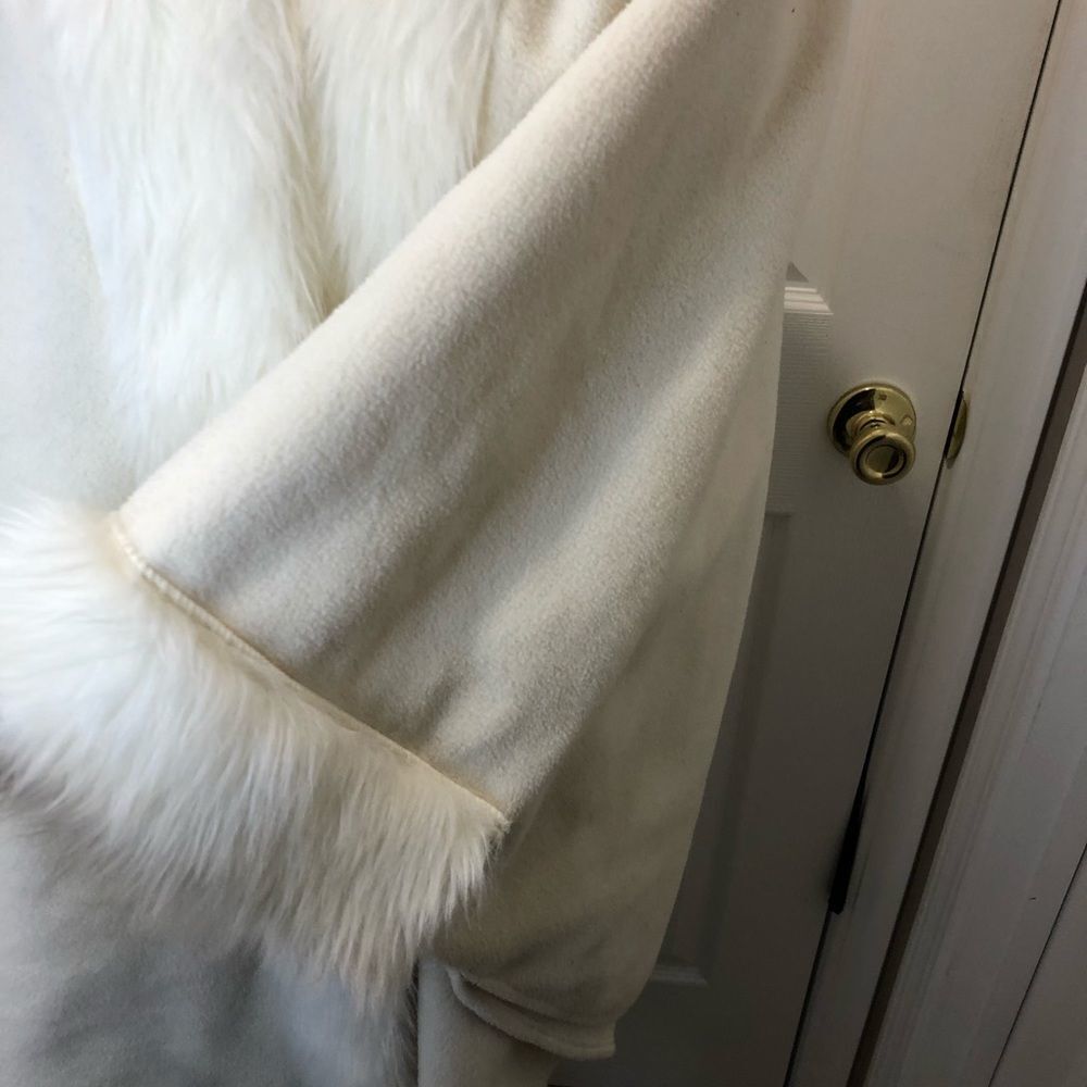 Nanuk cream faux fur trimmed cape poncho - Picture 4 of 13